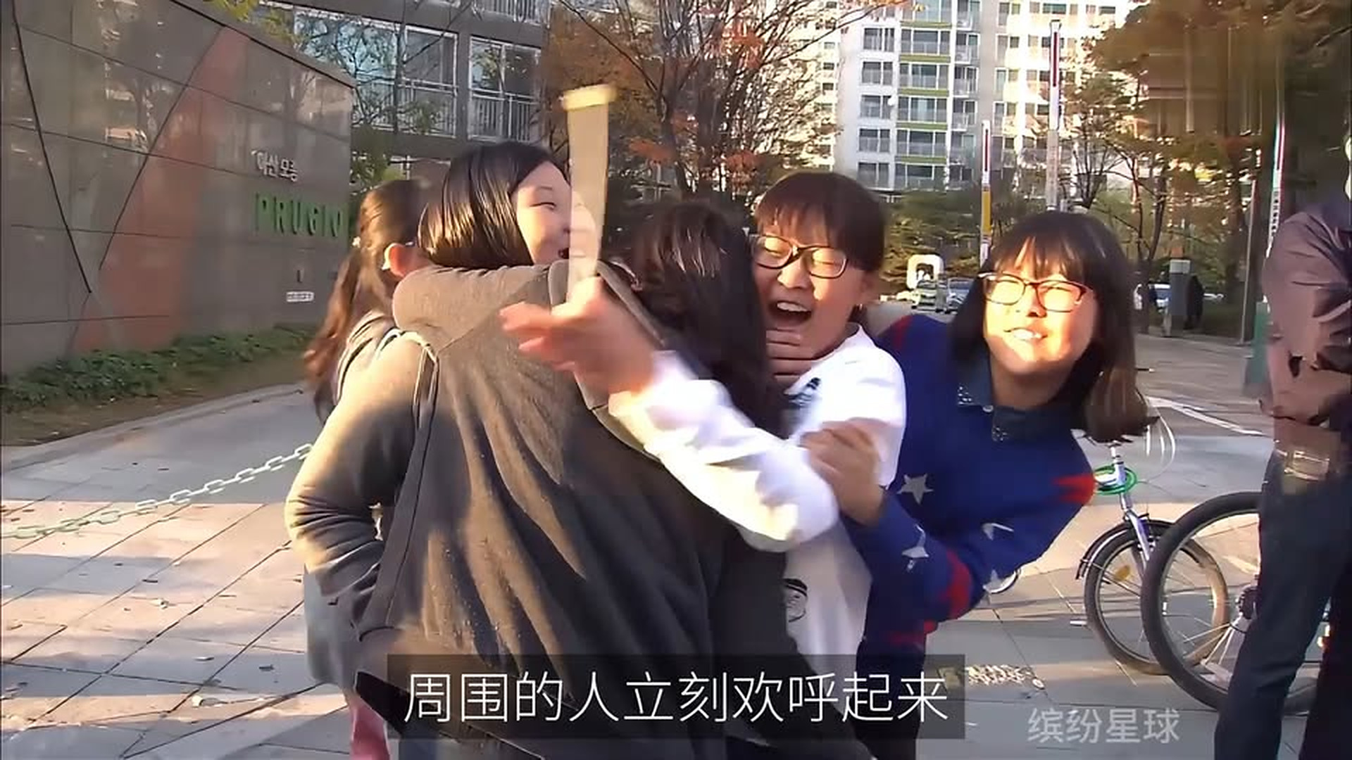 Full Video : N1706044_The kitten that fell into the sewer tightly grabs the kind person's hand and won't let go—will it be pulled up.mp4 | Comedy Film Station